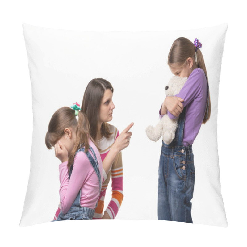 Personality  Mom Speaks Menacingly With A Daughter Who Offended Another Daughter Pillow Covers