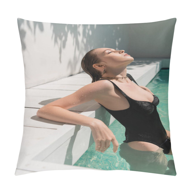 Personality  Pretty Young Woman With Wet Hair And Stylish Black Swimsuit Sunbathing In Pool Pillow Covers