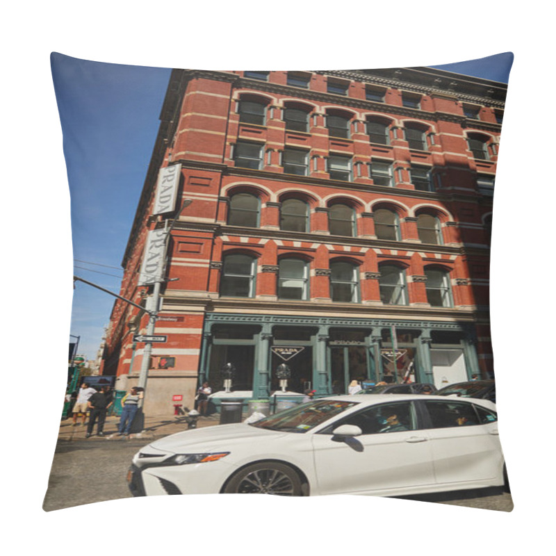 Personality  NEW YORK, USA - NOVEMBER 26, 2022: Busy Avenue With Red Vintage Building And Walking People Pillow Covers