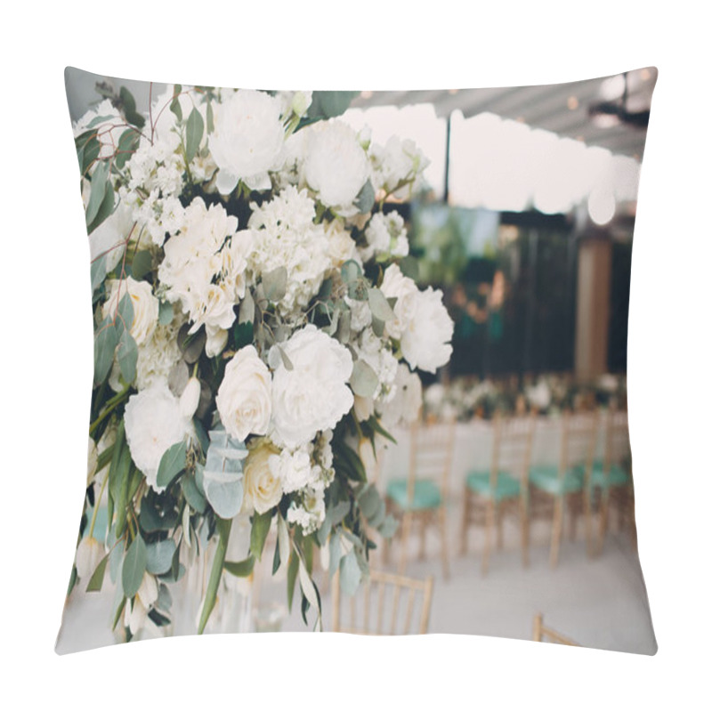 Personality  Wedding Decor With Flowers In  Restaurant Pillow Covers