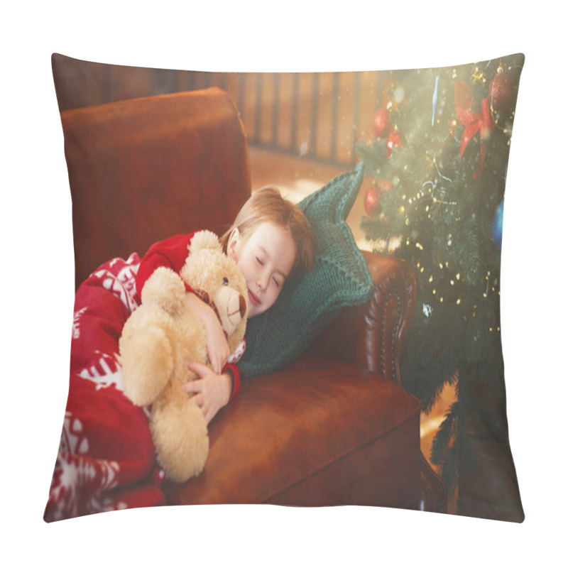 Personality  Little Girl Sleeping Next To Shining Xmas Tree Pillow Covers