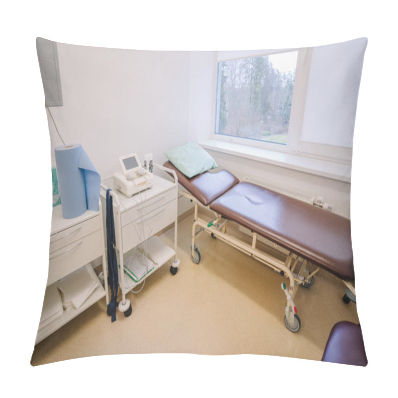 Personality  Valmiera, Latvia - January 17, 2025 -  Examination Room With A Brown Medical Bed, Diagnostic Equipment, And Supplies In A Clean And Well-lit Clinical Setting With A Window View. Pillow Covers