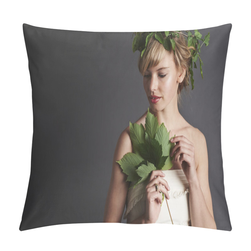 Personality  Beautiful Woman Wearing Green Garland Pillow Covers