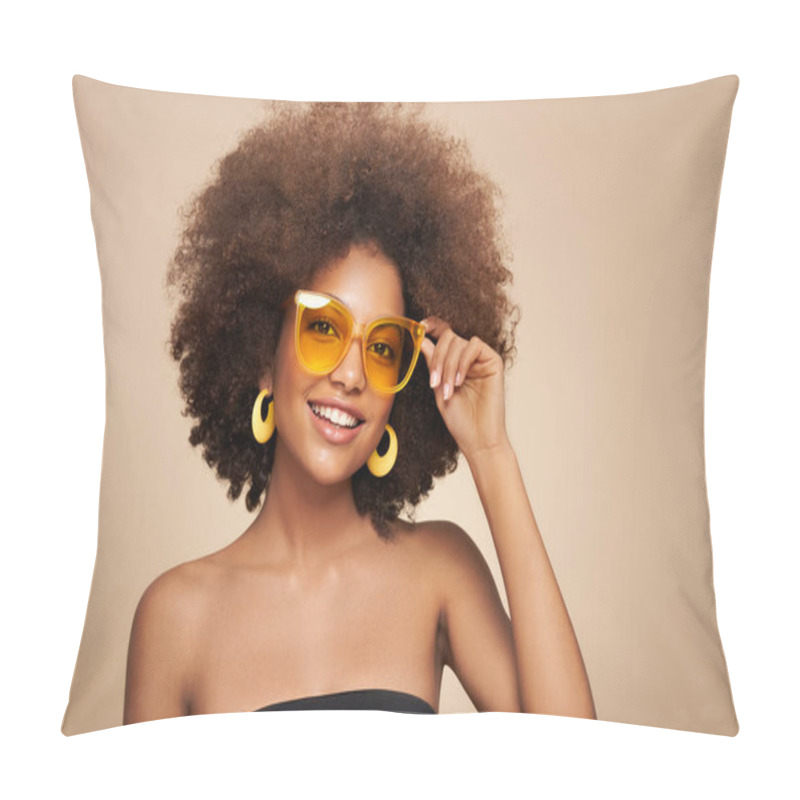 Personality  Beauty Portrait Of African American Girl In Sunglasses. Beautiful Black Woman. Cosmetics, Makeup And Fashion Pillow Covers