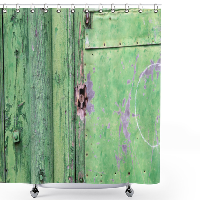 Personality  Green Rusty Door Shower Curtains