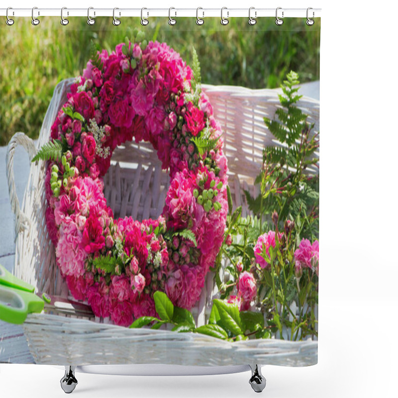 Personality  Wreath Of Roses And Accessories Shower Curtains