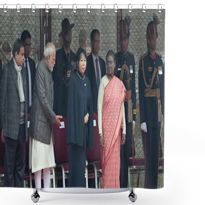 Personality  NEW DELHI INDIA JANUARY 16 2025 President Droupadi Murmu And Prime Minister Narendra Modi With Singapore First Lady Jane Yumiko Ittogi And Transport Minister Nitin Gadkari During A Ceremonial Reception At The Rashtrapati Bhavan On January 16 2025 In  Shower Curtains