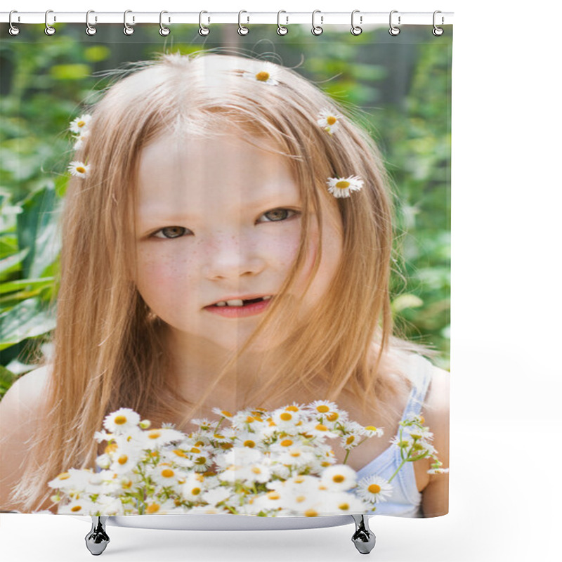 Personality  Little Girl With A Bunch Of Daisies Shower Curtains