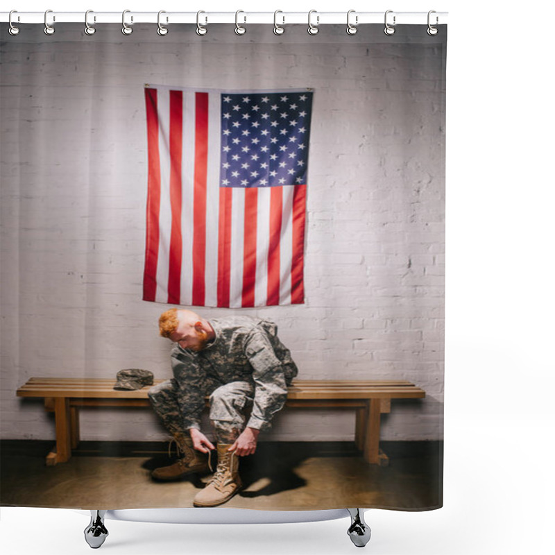 Personality  American Soldier In Military Uniform Tying Shoelaces With Flag On White Brick Wall Behind, 4th July Holiday Concept Shower Curtains