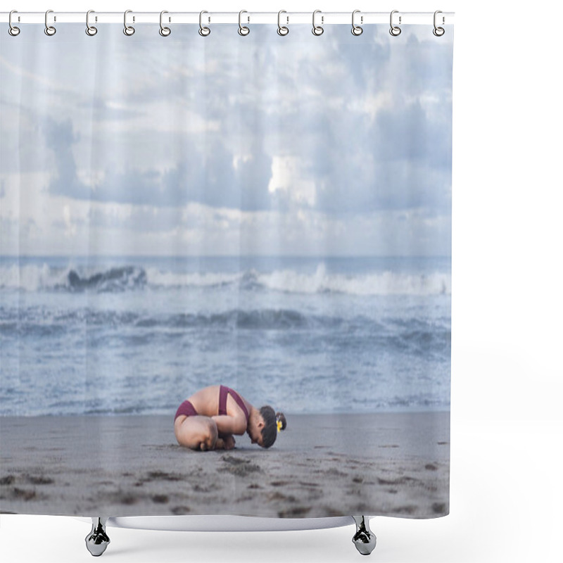 Personality  Scale Pose Shower Curtains