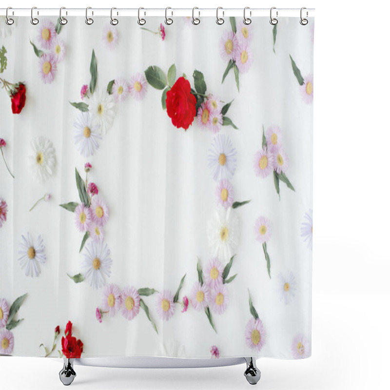 Personality  Round Frame Wreath Pattern With Roses Shower Curtains