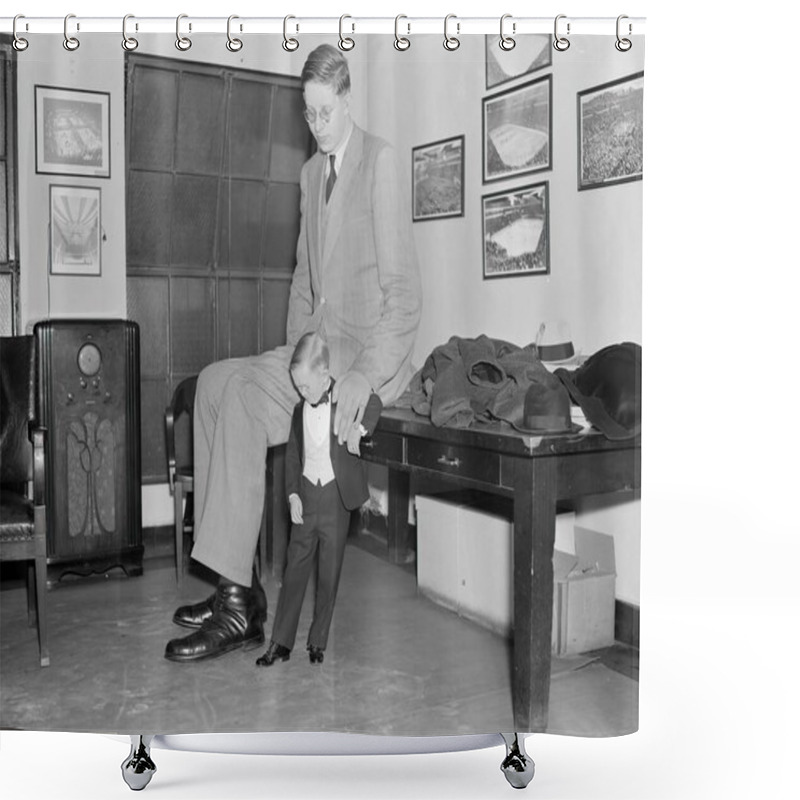 Personality  On February 22, 1918, Robert Wadlow Was Born In Alton (USA).  The Infant Was Of Average Size And There Was No Indication That In The Future He Would Be The Tallest Man In The World.  At The Age Of 22 He Reached A Colossal Height Of 272 Cm.   Shower Curtains