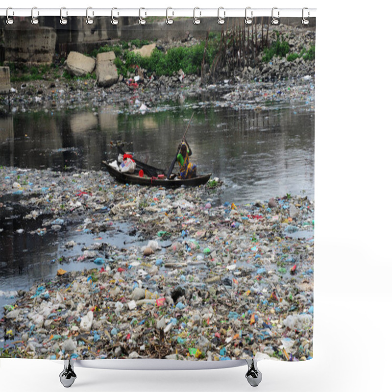 Personality  A Bangladesh Woman Collects Plastic From The Polluted Turag River In Dhaka, Bangladesh, On February 28, 2019. Bangladesh Has Been Reportedly Ranked 10th Out Of The Top 20 Plastic Polluter In The World Due To Rampant Dumping Of Industrial And Human Wa Shower Curtains