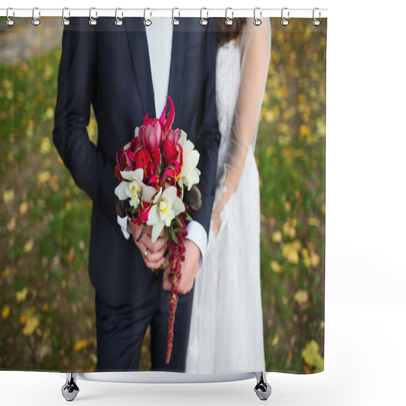 Personality  Beautiful Wedding Bouquet In Hands Of The Bride Shower Curtains