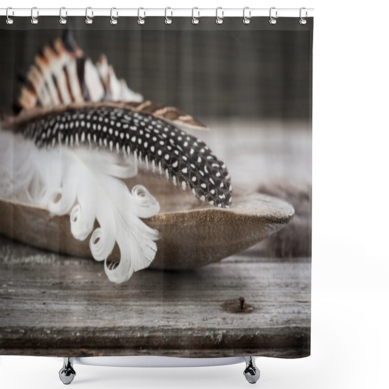 Personality  Weathered Wooden Background With Feathers Shower Curtains