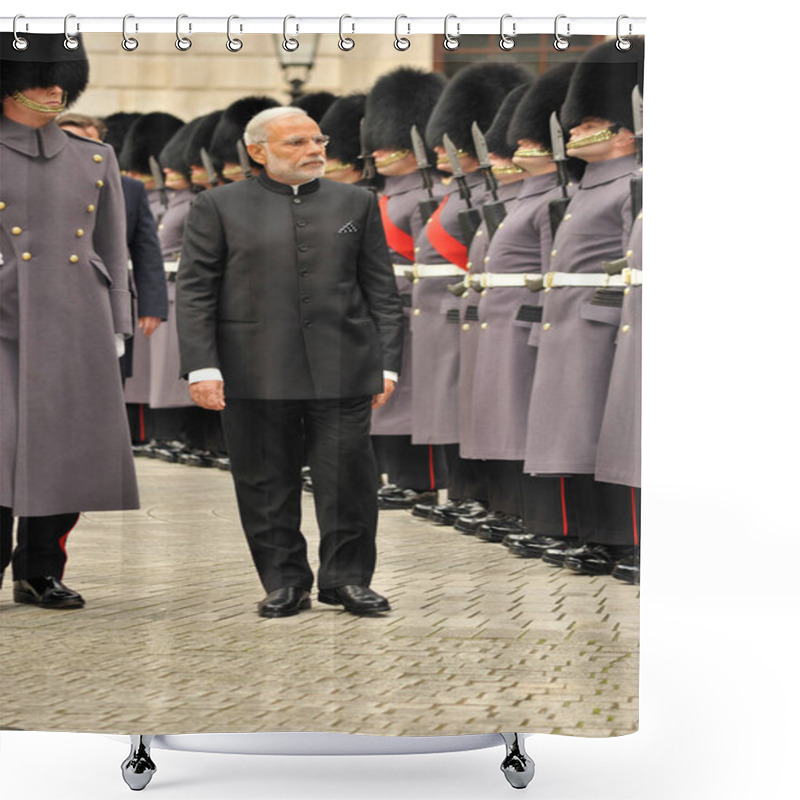 Personality  UK - LONDON - MODI VISIT Shower Curtains