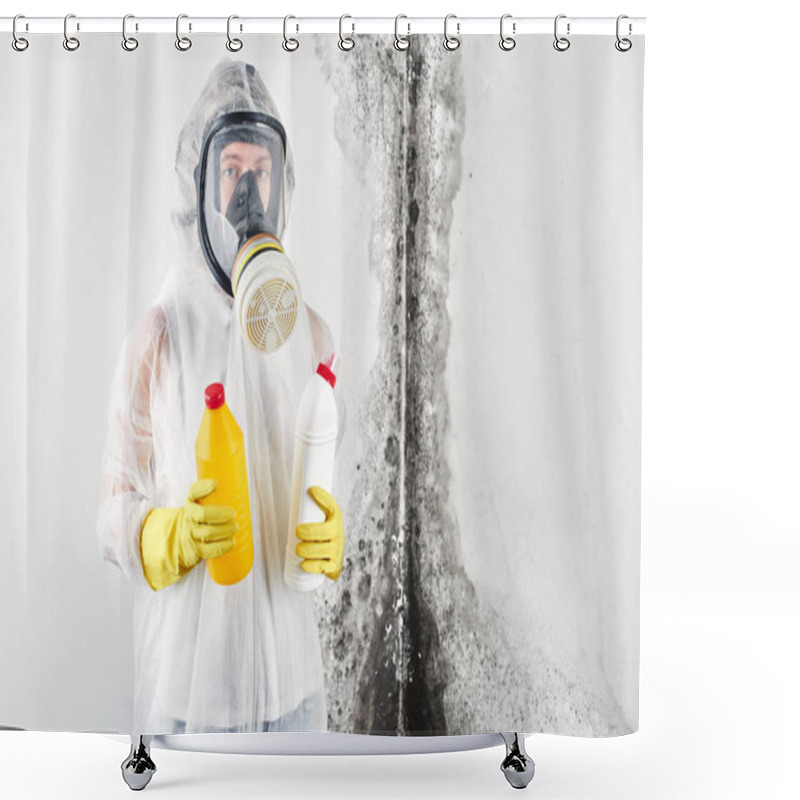 Personality  A Professional Disinfector In Overalls And A Respirator Is Holding Cleaners In The Hands Against The Background Of A White Wall, Affected By Black Mold. Removal Of The Fungus In The Apartment And House. Aspergillus. Shower Curtains