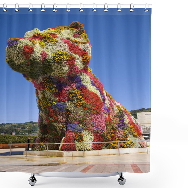 Personality  Giant Floral Dog 'Puppy', By Jeff Koons, At The Entrance Of The Shower Curtains