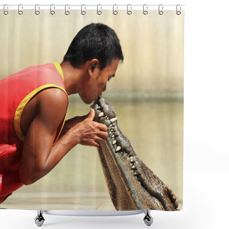 Personality  Show Of Crocodiles Trainer Kiss The Mouse Of A Crocodile Shower Curtains