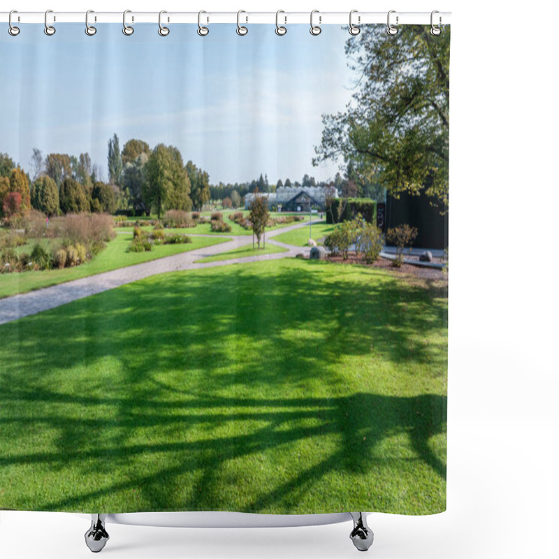 Personality  A Botanical Garden Scene With Green Lawns, Pathways, And A Large Greenhouse. Diverse Trees And Shrubs Are Set Against A Clear Blue Sky. Shower Curtains