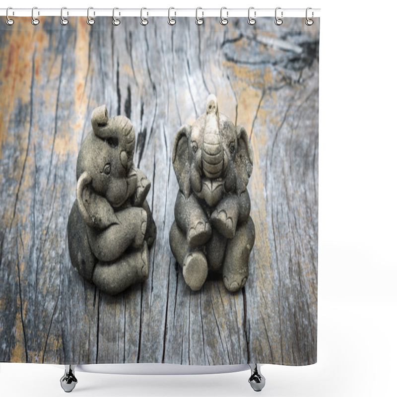 Personality  Grunge Elephant Statue Shower Curtains