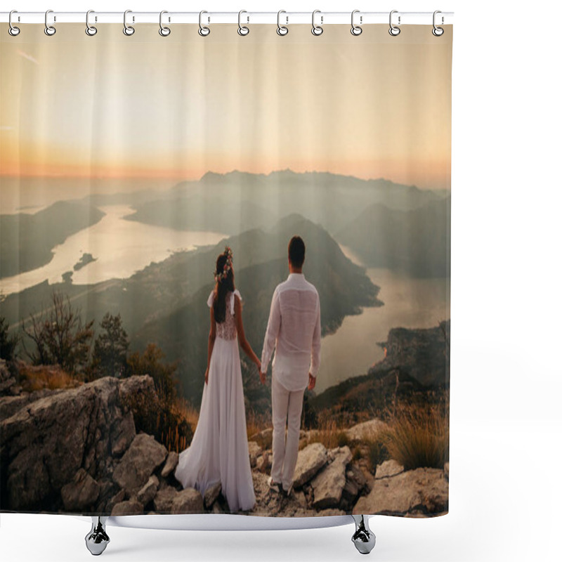 Personality  Honeymoon Couple Travel Mountains And Sea View Shower Curtains