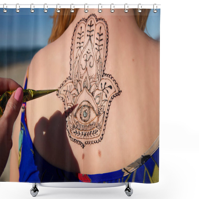 Personality  Henna Tattoo Mehendy Painted On Back Hamsa Shower Curtains