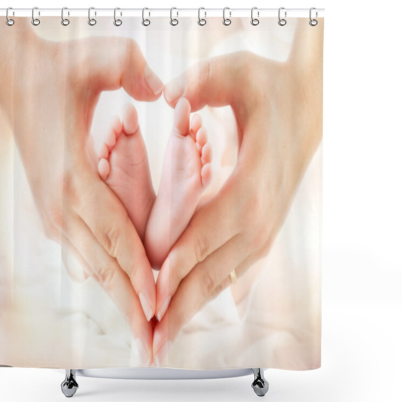 Personality  Baby Feet In Mother Hands - Hearth Shape Shower Curtains