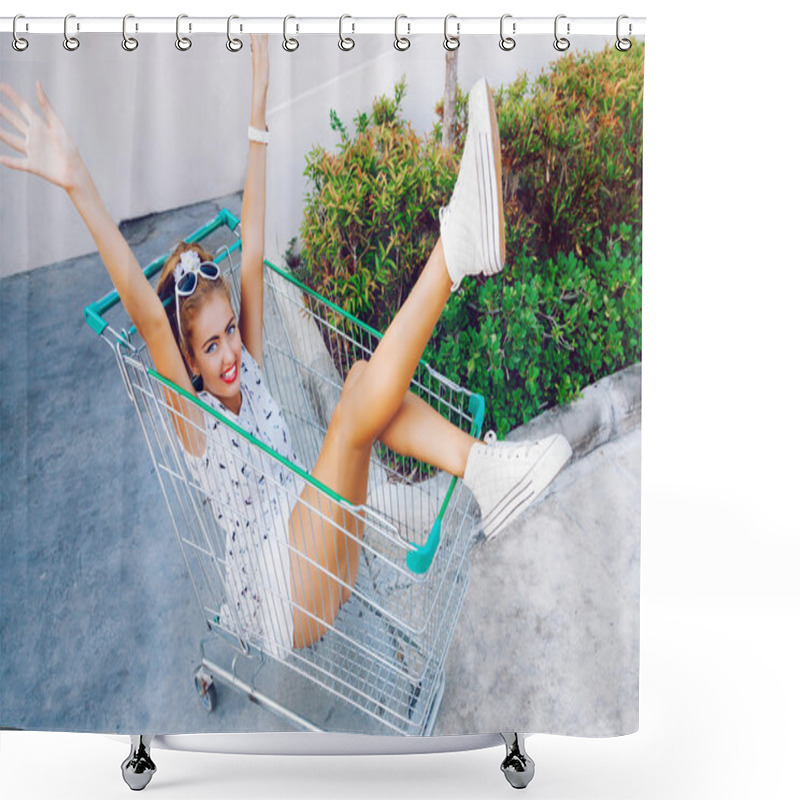 Personality  Girl Pound At Shopping Trolley Shower Curtains