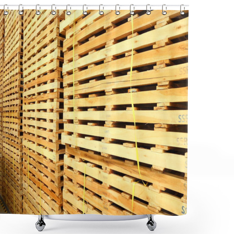 Personality  Wood Pallet Use For Delivery Shower Curtains