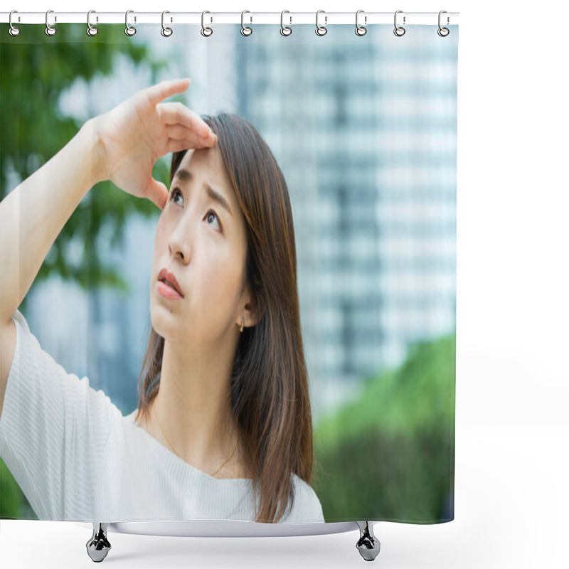 Personality  Asian Businesswoman Looking Up At The Sky, Blocking The Sun With Hands Shower Curtains