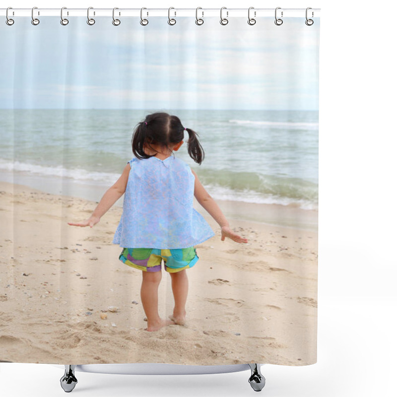 Personality  Close-up Cute Child Girl Playing Sand At The Beach Shower Curtains