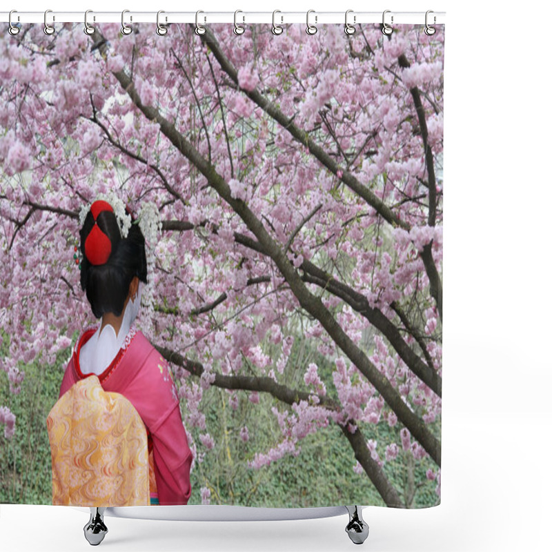 Personality  Japanese Geisha Shower Curtains