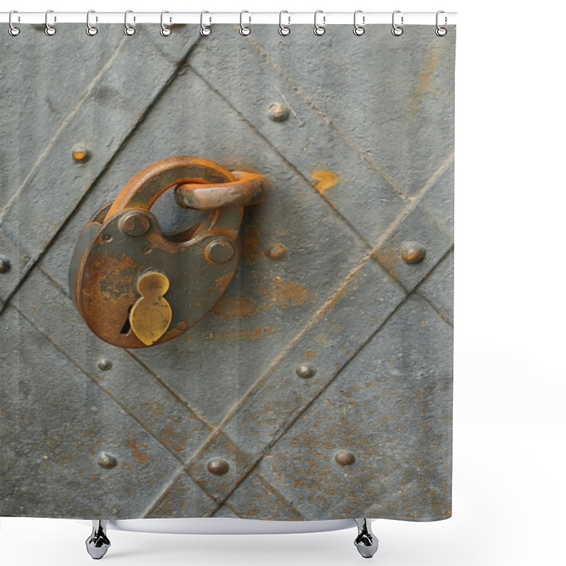 Personality  Rusty Old Gate Padlock Shower Curtains