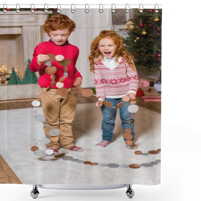 Personality  Happy Kids With Festive Garland  Shower Curtains