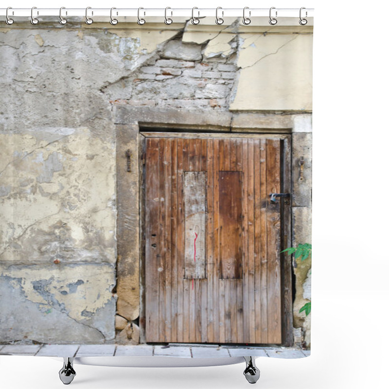 Personality  Old Wooden Door On Grunge Wall Shower Curtains