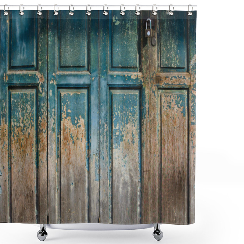 Personality  Grunge Painted Door Shower Curtains