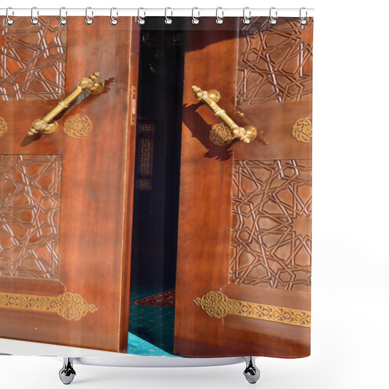 Personality  Old Historic Wooden Door Shower Curtains