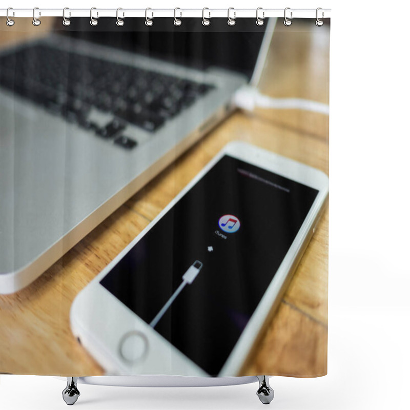 Personality  IPhone Show Connecting With ITunes On Screen Shower Curtains