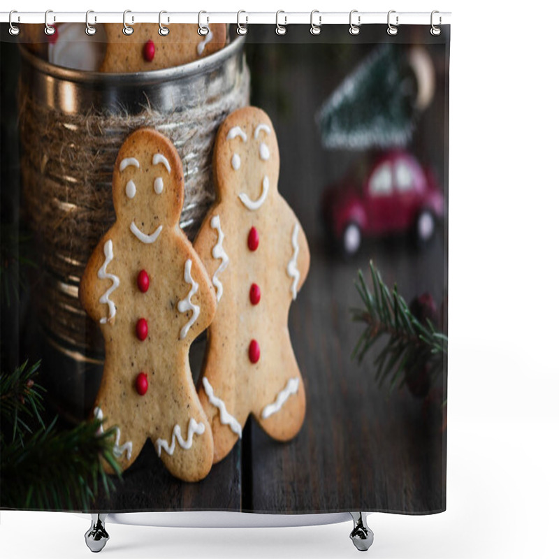 Personality  Traditional Christmas Cookies - Gingerbread Men Shower Curtains