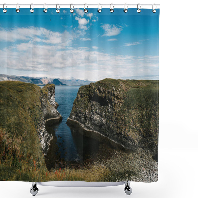 Personality  Gatklettur Shower Curtains