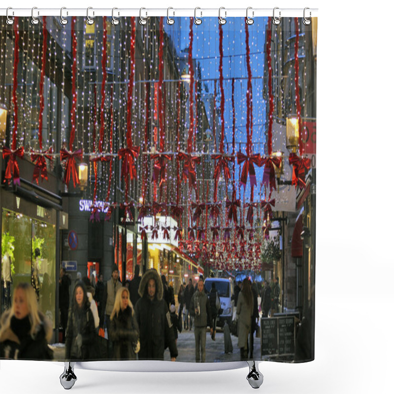 Personality  Christmas Bustle Shower Curtains