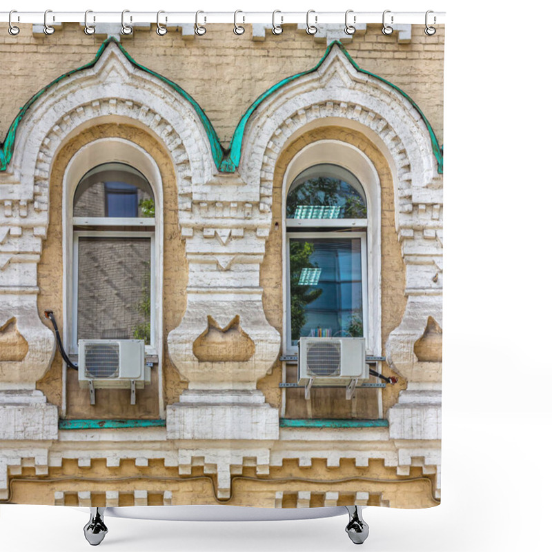 Personality  Moscow, Russia, 08.21.2020. Wall Of The House Built In The 19th Century, For Widows And Orphans, Windows And Architraves Are Decorated In Pseudo-Russian Style. Plastic Windows And Air Conditioners Shower Curtains