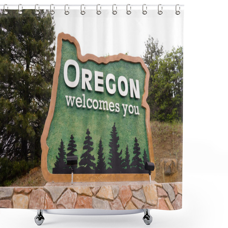 Personality  Oregon State Welcome Sign Interstate 5 Northbound Transportation Shower Curtains