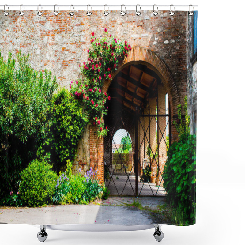 Personality  Beautiful Stone Wall Bloomed With Roses And Flowers With Brick Arch Shower Curtains