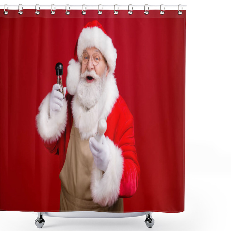 Personality  Photo Of Funny Modern Santa Claus X-mas Meal Cooking Hold Salt Pepper Wear Apron Red Costume Isolated Over Bright Shine Color Background Shower Curtains