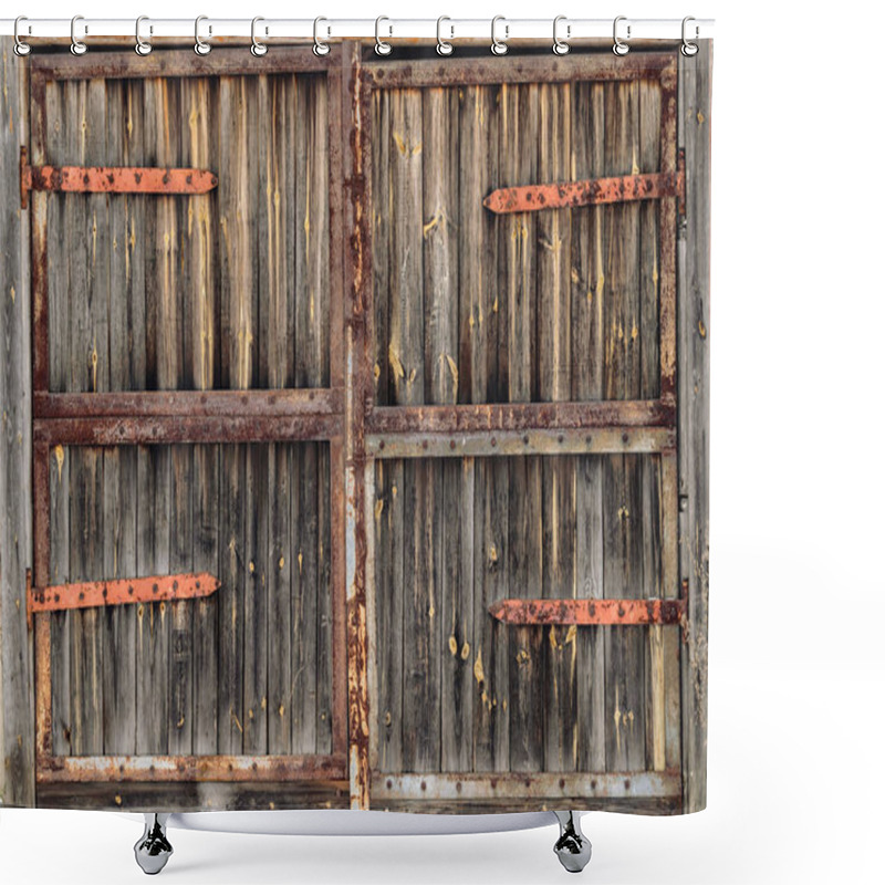 Personality  Old Wooden Door With Rusty Hinges Shower Curtains