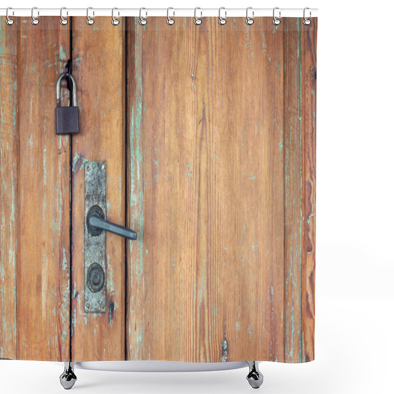 Personality  Old Doors With Rusty Door Handle And Padlock Shower Curtains