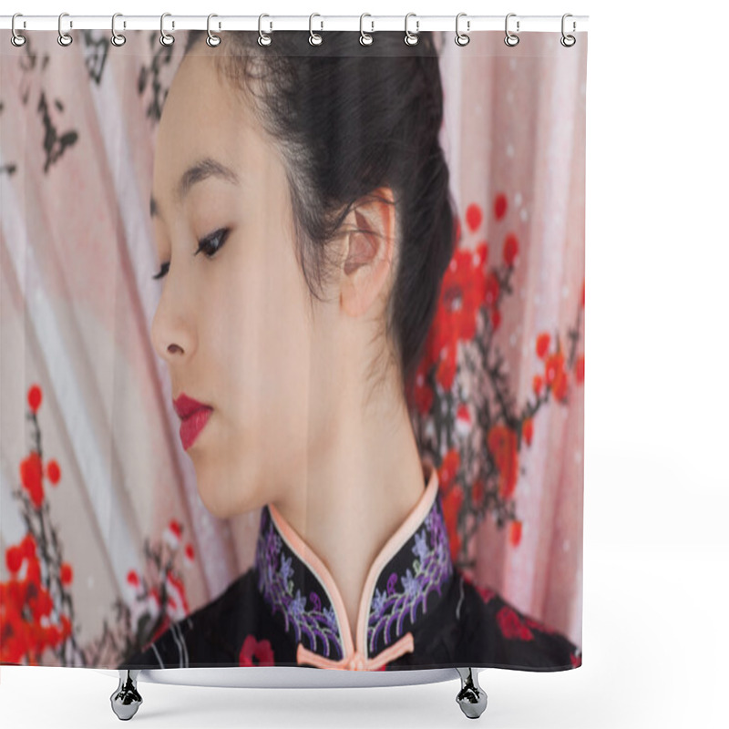 Personality  Beautiful Woman Wearing Traditional Asian Clothing Shower Curtains