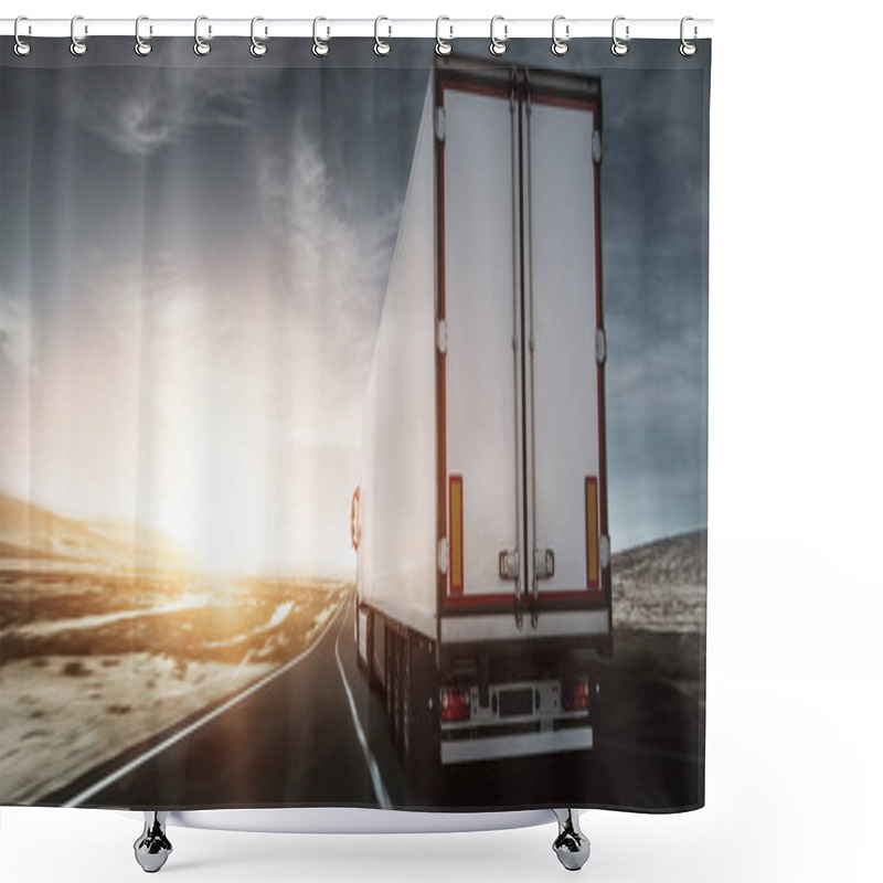 Personality  LKW Liefert Bei Sonnaufgang Shower Curtains